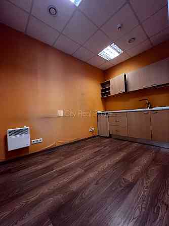 Территория обнесена забором, закрытая территория, места для нескольких машин, Rīga