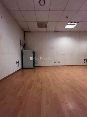 Территория обнесена забором, закрытая территория, места для нескольких машин, Rīga