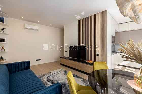 Реновированный дом, закрытый двор, место для машины, лестничная клетка после Rīga