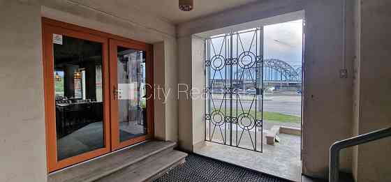 Земля в собственности, фасадный дом, на подвальном этаже доступно кладовое Рига