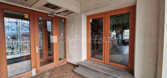 Земля в собственности, фасадный дом, на подвальном этаже доступно кладовое Рига