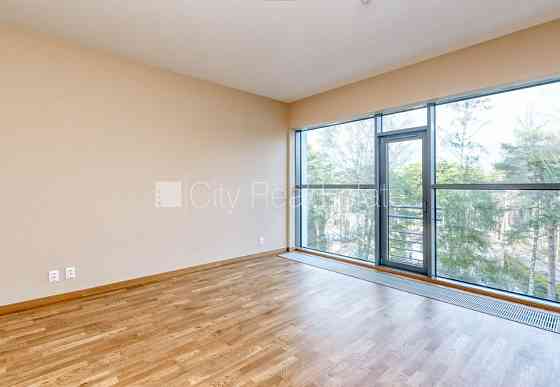 Земля в собственности, новостройка, монолитные бетонные стены, зеленая Юрмала