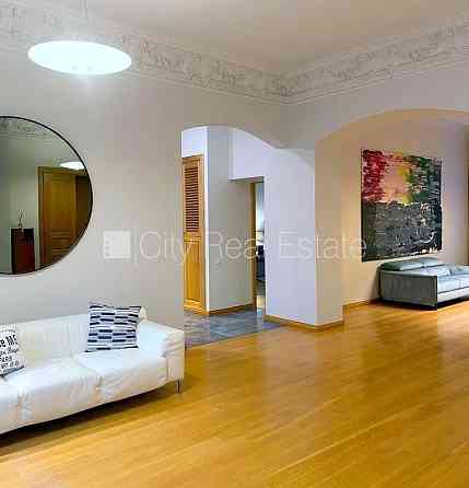 Фасадный дом, реновированный дом, благоустроенная озеленённая территория, Rīga