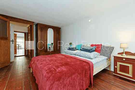 Фасадный дом, вход с улицы, количество спален 4 шт., изолированные комнаты 4 шт., Rīga