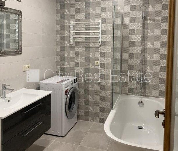 Renovēta māja, ir lifts, balkons, viena istaba izolēta, studio tipa, virtuve apvienota ar Rīga - foto 5