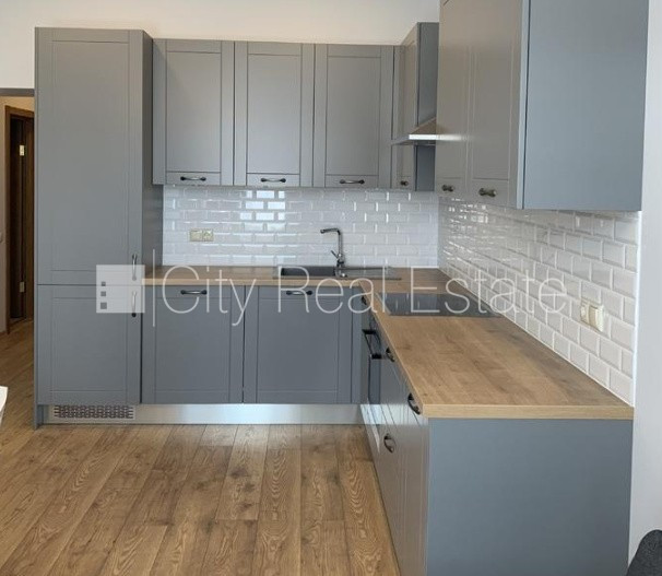 Renovēta māja, ir lifts, balkons, viena istaba izolēta, studio tipa, virtuve apvienota ar Rīga - foto 3