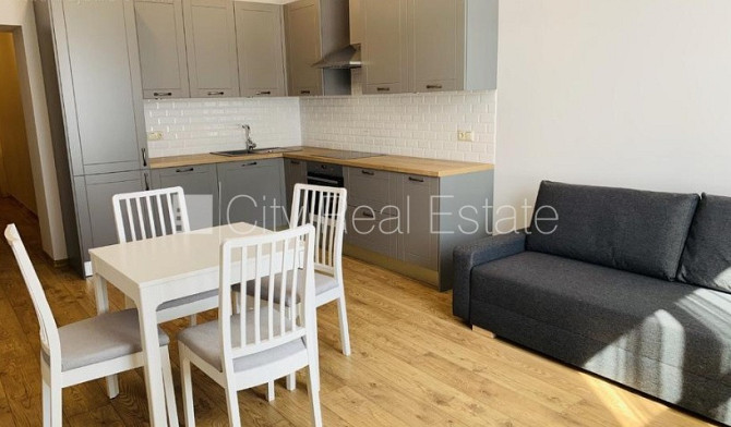 Renovēta māja, ir lifts, balkons, viena istaba izolēta, studio tipa, virtuve apvienota ar Rīga - foto 2