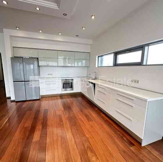 Новостройка, фасадный дом, благоустроенный озеленённый двор, закрытая Rīga