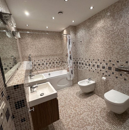 Jaunceltne, fasādes māja, labiekārtots apzaļumots pagalms, slēgta teritorija, iespēja nomāt Rīga - foto 16