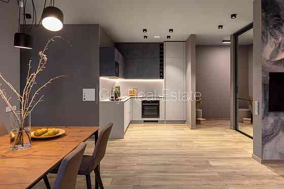 Новостройка, фасадный дом, зеленая территория, подземная стоянка, вход с улицы, Jūrmala