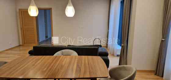 Здание во дворе, реновированный дом, благоустроенный озеленённый двор, Rīga