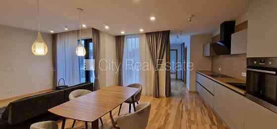 Здание во дворе, реновированный дом, благоустроенный озеленённый двор, Rīga