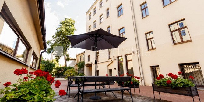 Fasādes māja, renovēta māja, labiekārtots apzaļumots pagalms, slēgts pagalms, ieeja no Rīga - foto 6