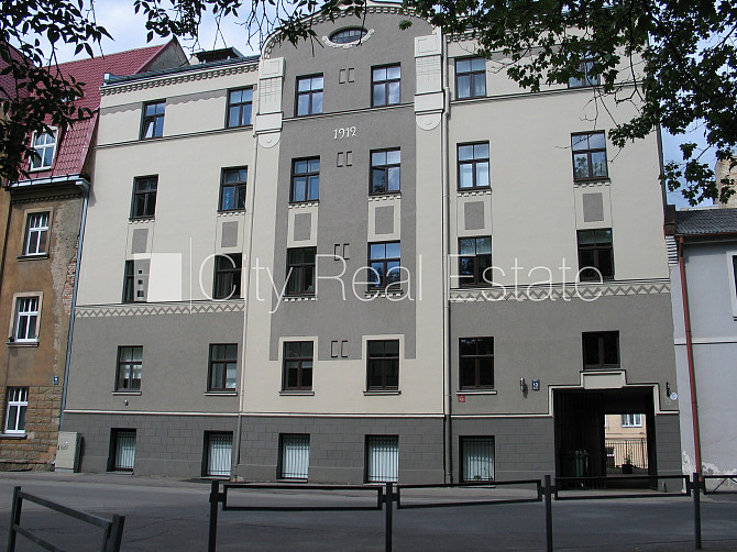 Fasādes māja, renovēta māja, labiekārtots apzaļumots pagalms, slēgts pagalms, ieeja no Rīga - foto 7