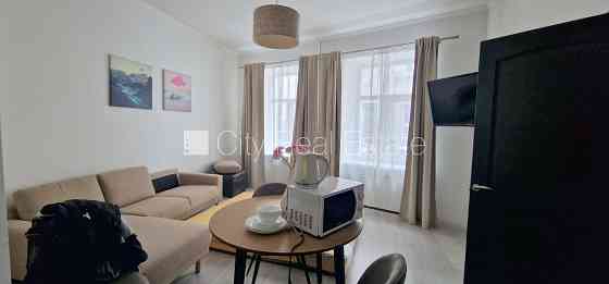 Фасадный дом, реновированный дом, вход с улицы, окна выходят на улицу, окна Рига