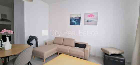 Фасадный дом, реновированный дом, вход с улицы, окна выходят на улицу, окна Рига