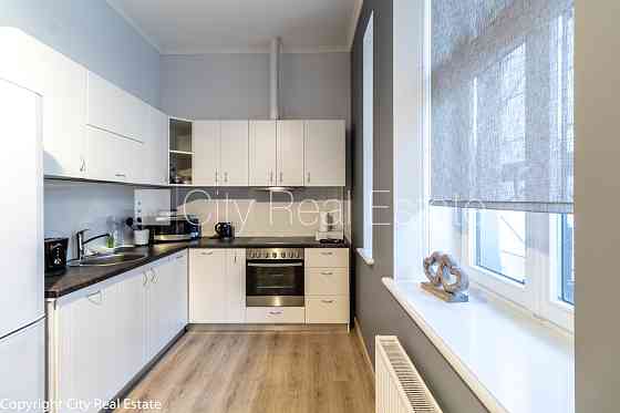 Реновированный дом, закрытый двор, вход с улицы, лестничная клетка после Rīga