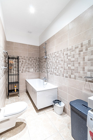 Renovēta māja, slēgts pagalms, ieeja no ielas, kāpņu telpa pēc kapitālā remonta, istabas Rīga - foto 13