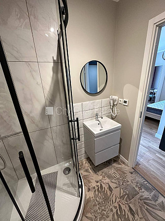 Fasādes māja, iespēja nomāt autostāvvietu, ieeja no ielas, kāpņu telpa pēc kapitālā Rīga - foto 10