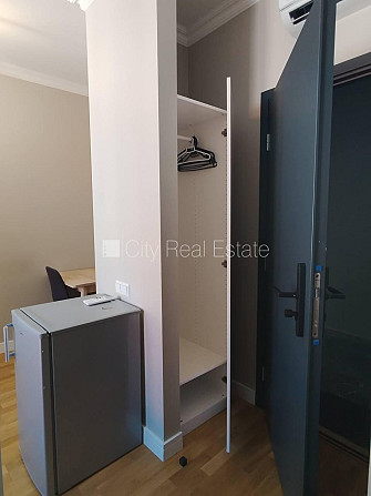 Fasādes māja, iespēja nomāt autostāvvietu, ieeja no ielas, kāpņu telpa pēc kapitālā Rīga - foto 9