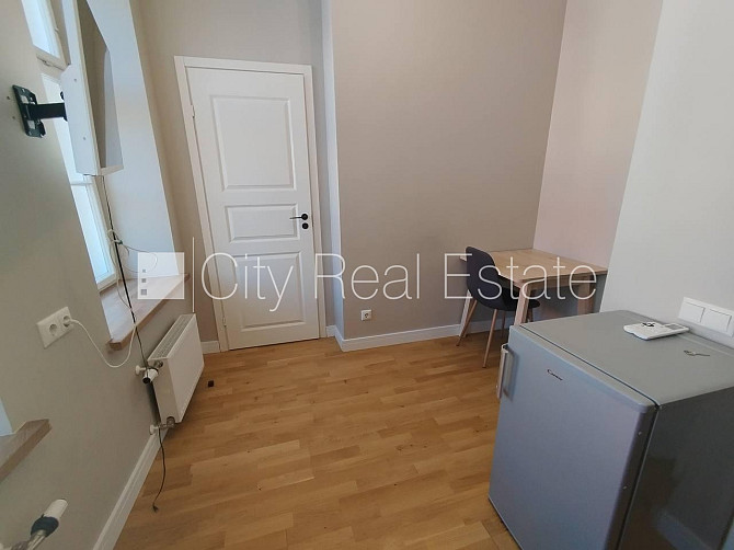 Fasādes māja, iespēja nomāt autostāvvietu, ieeja no ielas, kāpņu telpa pēc kapitālā Rīga - foto 3