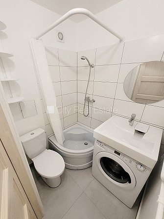 Zaļā teritorija, bezmaksas stāvvieta pagalmā, kāpņu telpa pēc kosmētiskā remonta, logi Rīga - foto 6