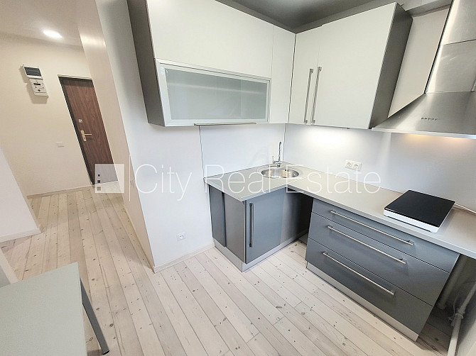 Zaļā teritorija, bezmaksas stāvvieta pagalmā, kāpņu telpa pēc kosmētiskā remonta, logi Rīga - foto 2