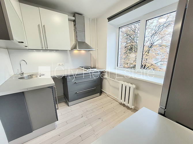 Zaļā teritorija, bezmaksas stāvvieta pagalmā, kāpņu telpa pēc kosmētiskā remonta, logi Rīga - foto 1