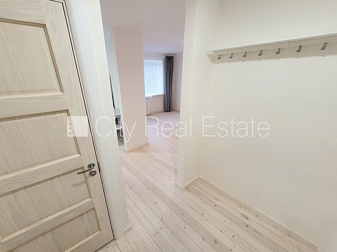 Zaļā teritorija, bezmaksas stāvvieta pagalmā, kāpņu telpa pēc kosmētiskā remonta, logi Rīga - foto 7