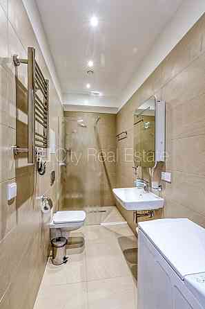 Новостройка, фасадный дом, зеленая территория, территория обнесена забором, Юрмала