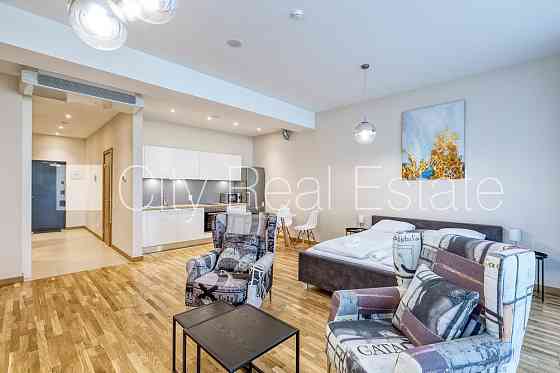 Новостройка, фасадный дом, зеленая территория, территория обнесена забором, Юрмала