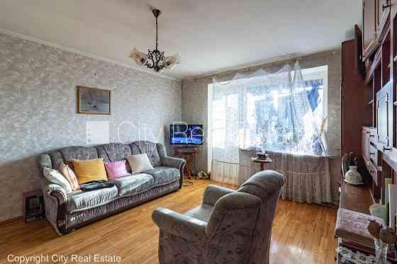 Фасадный дом, благоустроенная озеленённая территория, место для машины, балкон, Rīga