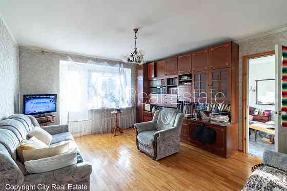 Фасадный дом, благоустроенная озеленённая территория, место для машины, балкон, Rīga