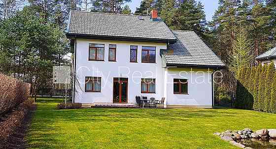 Частный дом, фасад с декоративной штукатуркой, благоустроенный озеленённый двор, Jūrmala