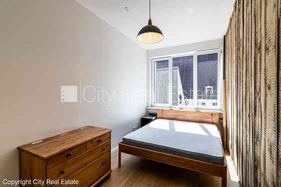 Фасадный дом, реновированный дом, подъездная дорога покрыта брущаткoй, одна Rīga