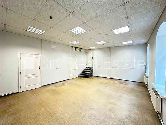 Здание во дворе, благоустроенная озеленённая территория, закрытый двор, въездные Рига