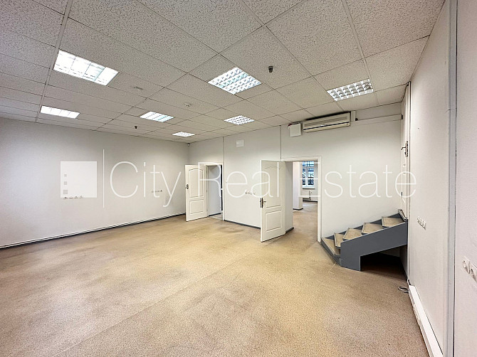 Здание во дворе, благоустроенная озеленённая территория, закрытый двор, въездные Рига - изображение 3