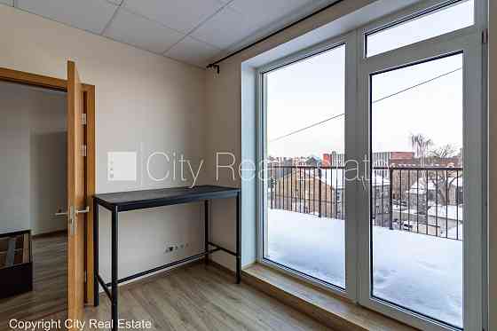 Новостройка, благоустроенный озеленённый двор, вход с улицы, лифт, лестничная Rīga