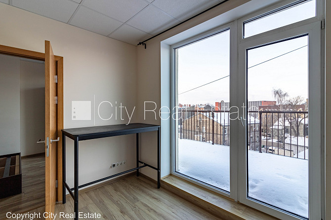 Jaunceltne, labiekārtots apzaļumots pagalms, ieeja no ielas, ir lifts, kāpņu telpa pēc Rīga - foto 3