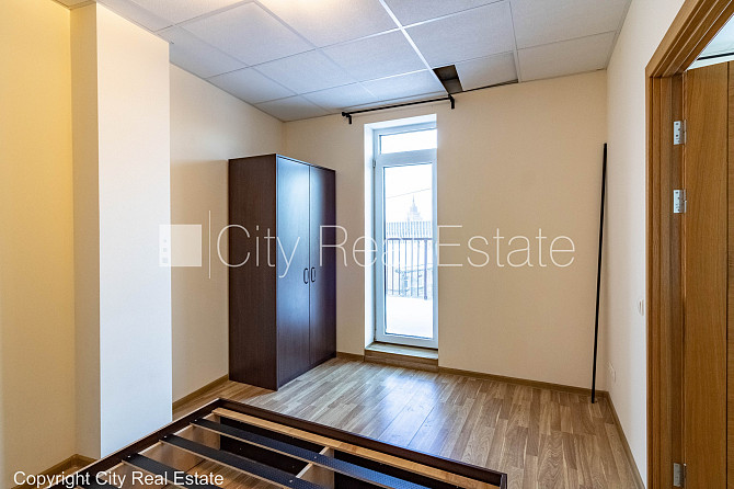 Jaunceltne, labiekārtots apzaļumots pagalms, ieeja no ielas, ir lifts, kāpņu telpa pēc Rīga - foto 5