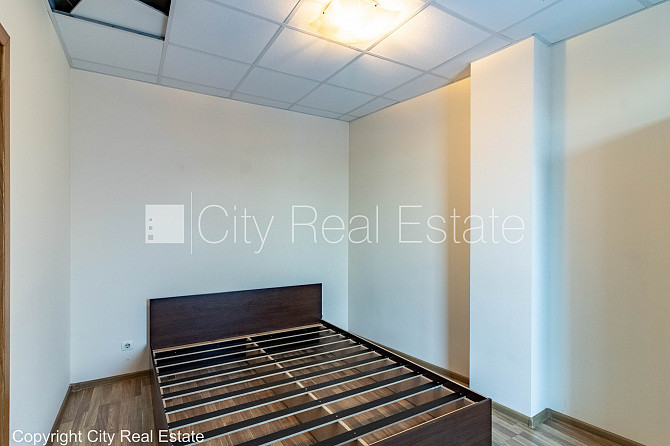 Jaunceltne, labiekārtots apzaļumots pagalms, ieeja no ielas, ir lifts, kāpņu telpa pēc Rīga - foto 4