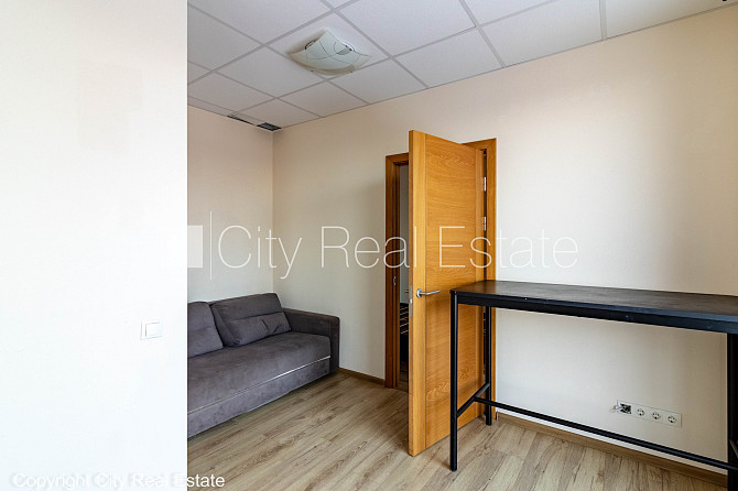 Jaunceltne, labiekārtots apzaļumots pagalms, ieeja no ielas, ir lifts, kāpņu telpa pēc Rīga - foto 8