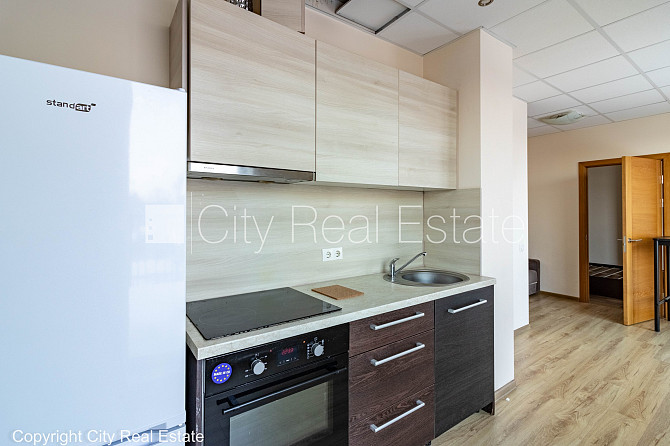 Jaunceltne, labiekārtots apzaļumots pagalms, ieeja no ielas, ir lifts, kāpņu telpa pēc Rīga - foto 7