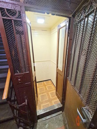 Pagalma ēka, renovēta māja, slēgts pagalms, ieeja no pagalma, ir lifts, kāpņu telpa pēc Rīga - foto 19