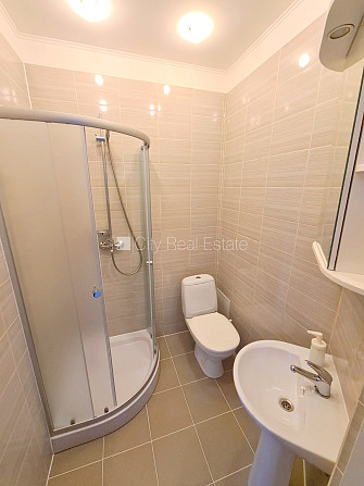 Pagalma ēka, renovēta māja, slēgts pagalms, ieeja no pagalma, ir lifts, kāpņu telpa pēc Rīga - foto 16