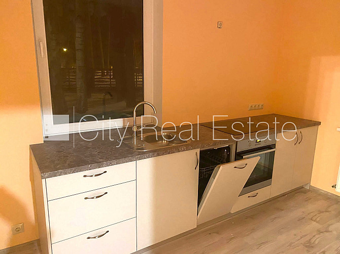 Dvīņu māja, labiekārtots apzaļumots pagalms, slēgts pagalms, iežogota teritorija ar koka Jūrmala - foto 3