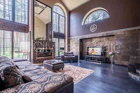 Частный дом, благоустроенный озеленённый двор, въездные ворота оснащены Юрмала