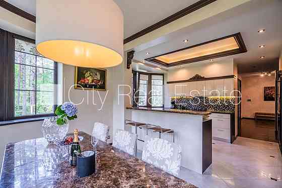 Частный дом, благоустроенный озеленённый двор, въездные ворота оснащены Юрмала