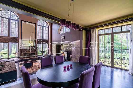 Частный дом, благоустроенный озеленённый двор, въездные ворота оснащены Юрмала