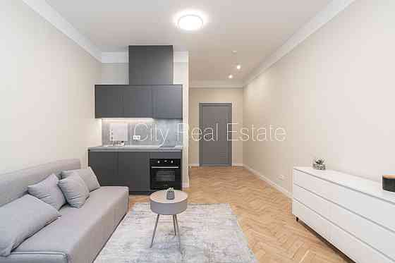 Реновированный дом, лифт, студио, кухня объединена с гостинной, счетчики Рига